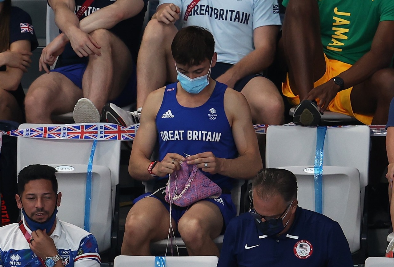 bokatankrryze:nothing to see here …… just olympic champion tom daley knitting in the stands whilst watching the diving