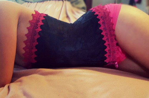 abcd319: macmilf4: Feeling oh so sweet in my ruffle panties and corset.