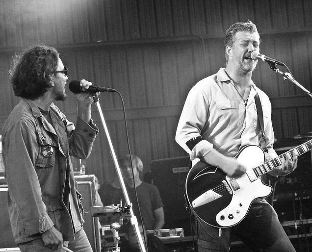 inches-from-my-face-deactivated:  Eddie Vedder and Josh Homme (Queens of the Stone