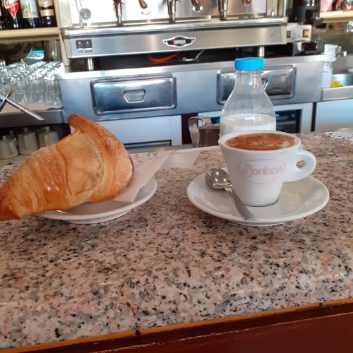 #BonBon ☕🥐 #buonadomenica❤️ Visita alla https://chiesadiseregno.it/beata-vergine-addolorata/ ⛪ Giro al Campo Santo ✝️, oggi un poco più tardi del solito, ho dormito un poco in più , piccoli acquisti alla Porada, pronto per il pranzo salutista,...