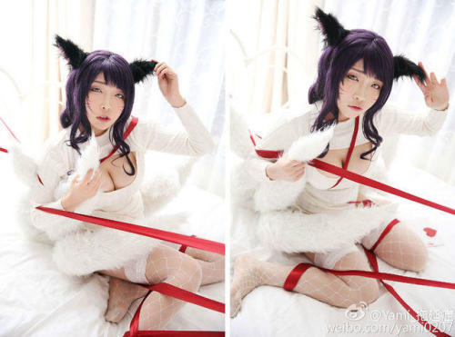 league-of-legends-sexy-girls:  Ahri Cosplay