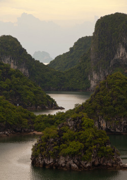 touchdisky:  Ha Long Bay, Vietnam by theseBoetz 