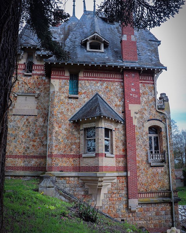 steampunktendencies: Abandoned beauty somewhere in France source 