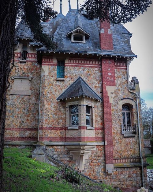 ministryofpeculiaroccurrences: steampunktendencies: Abandoned beauty somewhere in France source Aban