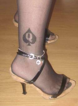 queenofspadestattoos:  She’s proud of her Queen of Spades anklet and tattoo.