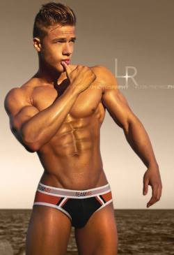 musclegazer:  Attila Toth by Luis Rafael