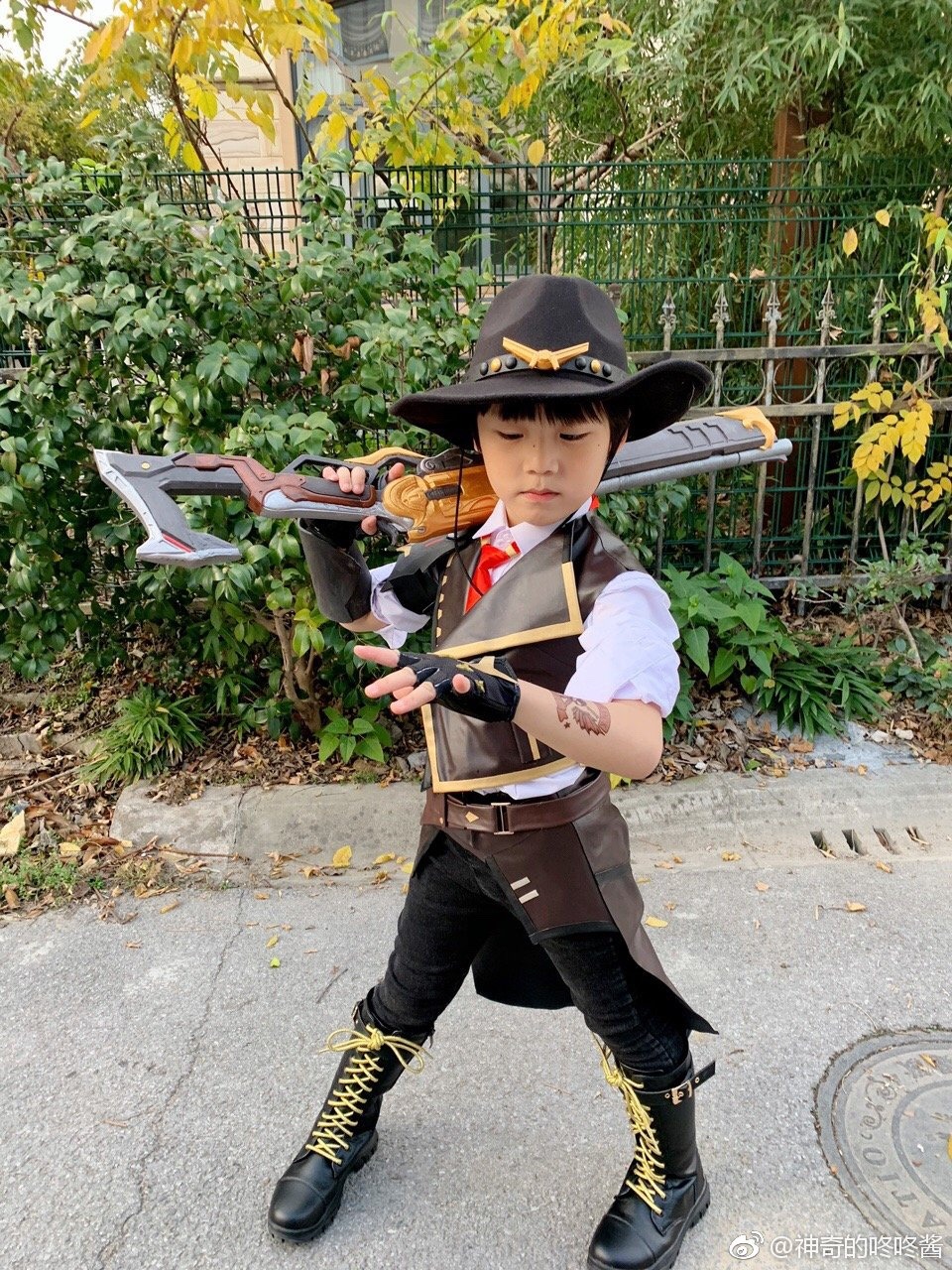spcrash:  Ashe and B.O.B. cosplay by jemery0328 and their father. “D.A.D., do something?!?”