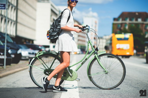 unstablefragments: Girl + Bike via le-21eme