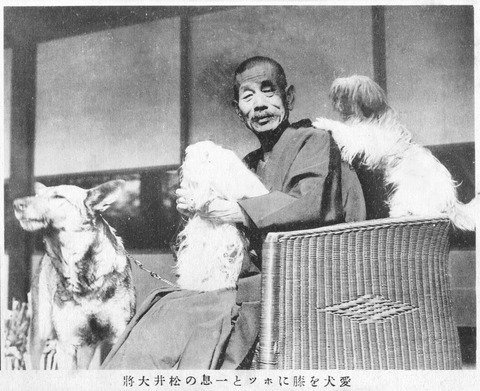 imperialjapan-armyandnavy: 1. 1937年12月14日。占領後の南京 絶望的な南京政府の死闘におびやかされ、おびえつつも最後まで踏み止まつてゐた南京市民が、防空壕から這ひ出