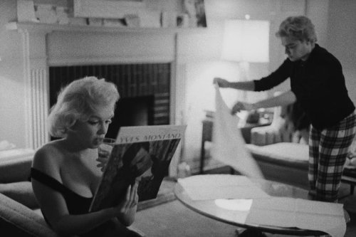 Marilyn Monroe avec le disque d'Yves Montand, par Bruce Davidson, 1960.