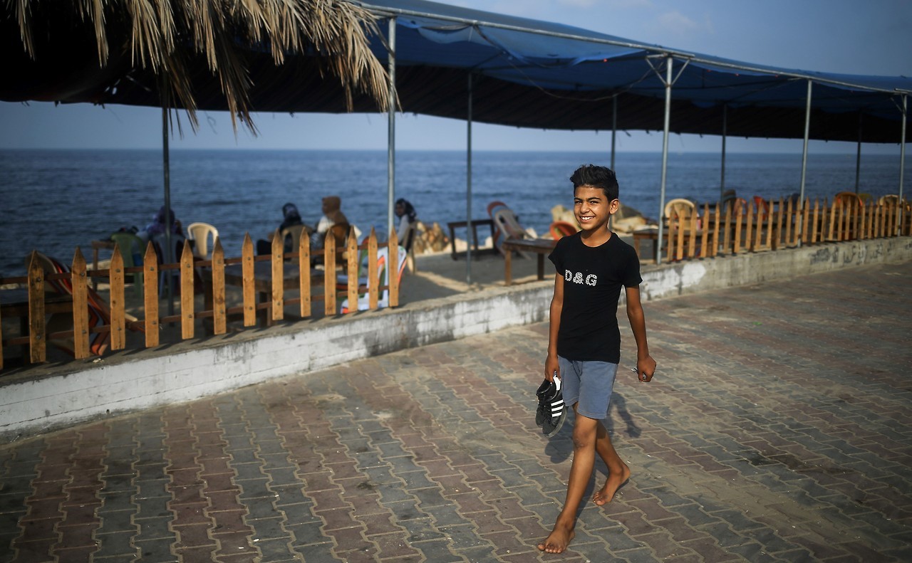 RECORD. Yousef Al-Bahtini, un niño palestino de doce años de edad, invitado por ‘Guiness World Records’ por caminar 20 metros con el cuerpo contorsionado, muestra sus habilidades acrobáticas mientras contorsiona su cuerpo en el puerto de Gaza....