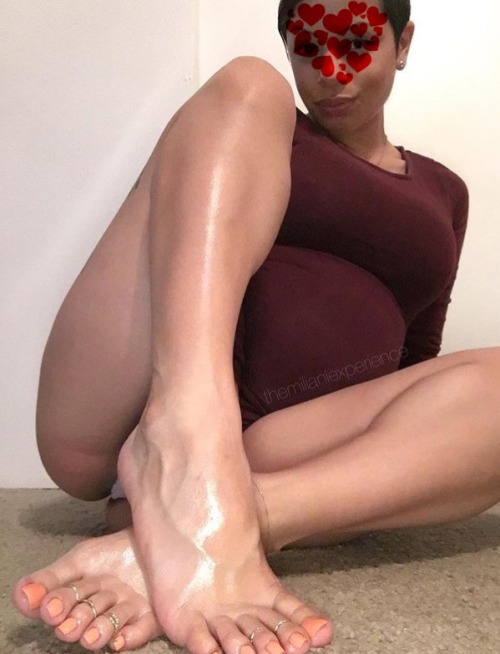 blazinsess: My best friend is pregnant with sexy feet and toes