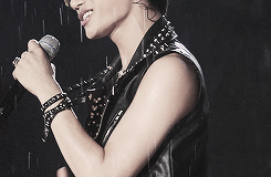 alluric-blog:  Reasons to love Kim Jongin: His arms. 