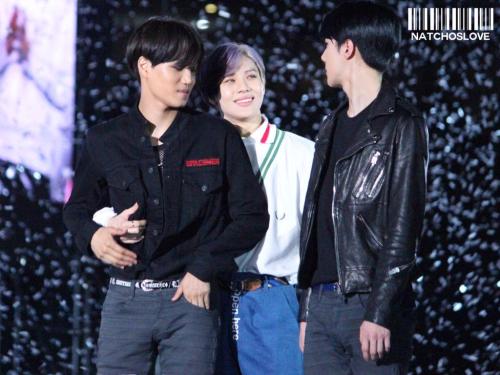 chocomilk-bae:  When wifey meets boyfriend ♡.♡ -Seni: get da fuq away from my husbando *frown* -Taem: no bitch, he is ma boyfriend, ma Nini *held his waist* -Nini: what da fuq is going on?? *confused* 