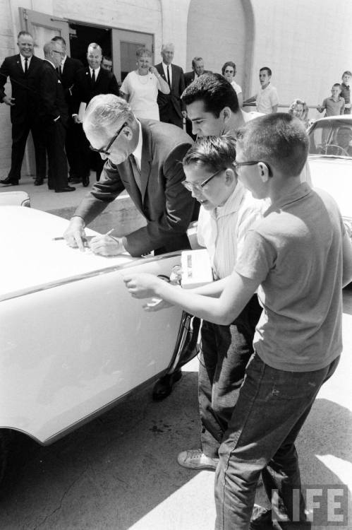Getting Barry Goldwater’s autograph(Arthur Rickerby. 1964)