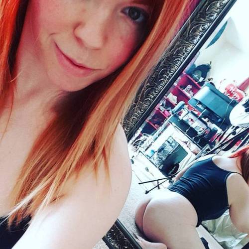 Smaller waist makes the booty bigger. #booty #bootyfordays #redhair #igdaily #me #selfie