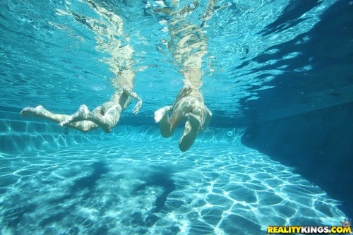 XXX Sex underwater photo