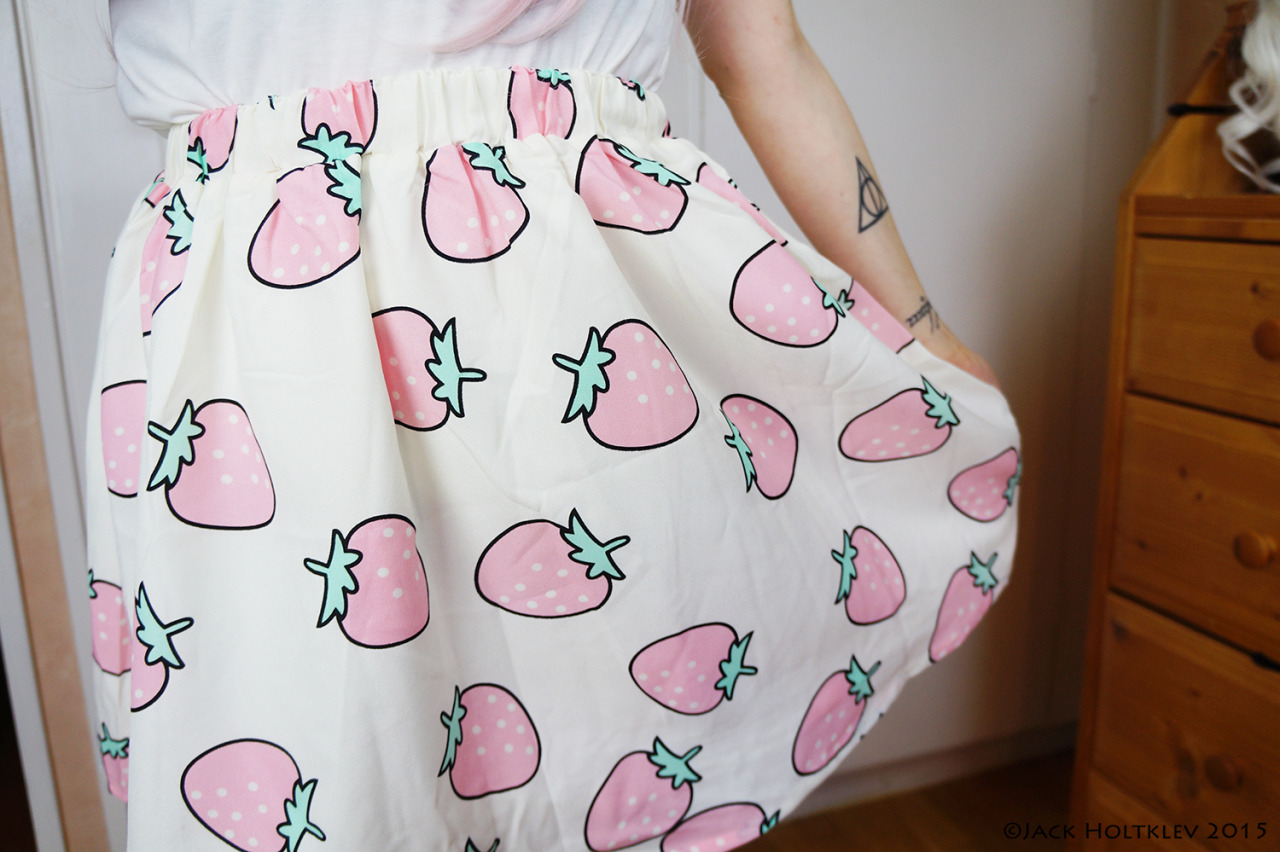 jackocalypse:  This outfit is so so cute… Strawberry-berry-boo! Item link: http://yumeni.storenvy.com/products/14425473-strawberry-outfit