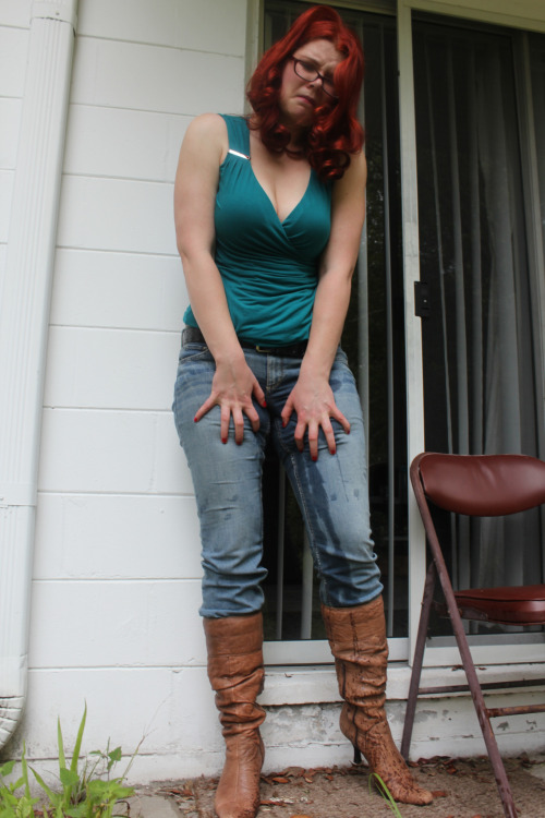 psychicloverpeace:  new stuff on http://womenpeeinnature.tumblr.com/post/137252307729/jeanswetting-seriously-tori-really-peed-her    