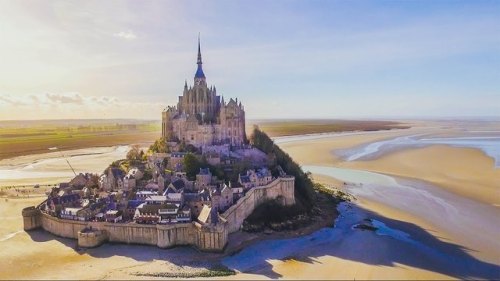 all-delighted-people:anghiejamie:sleepylilsheepy:florida-69:sixpenceee:Mont Saint-Michel low tide vs