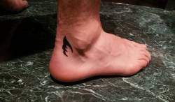 pequenostatuajes:  Tatuaje de un ala en el tobillo de Sergio.