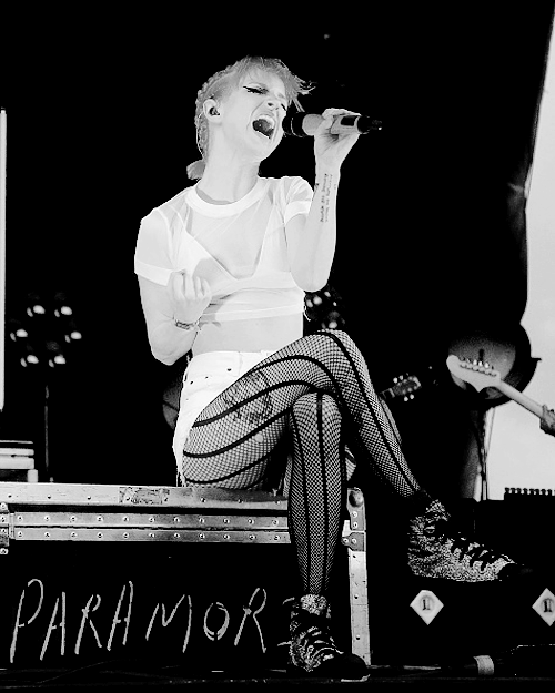 XXX lyrebelacqua: Paramore performing at Hangout photo