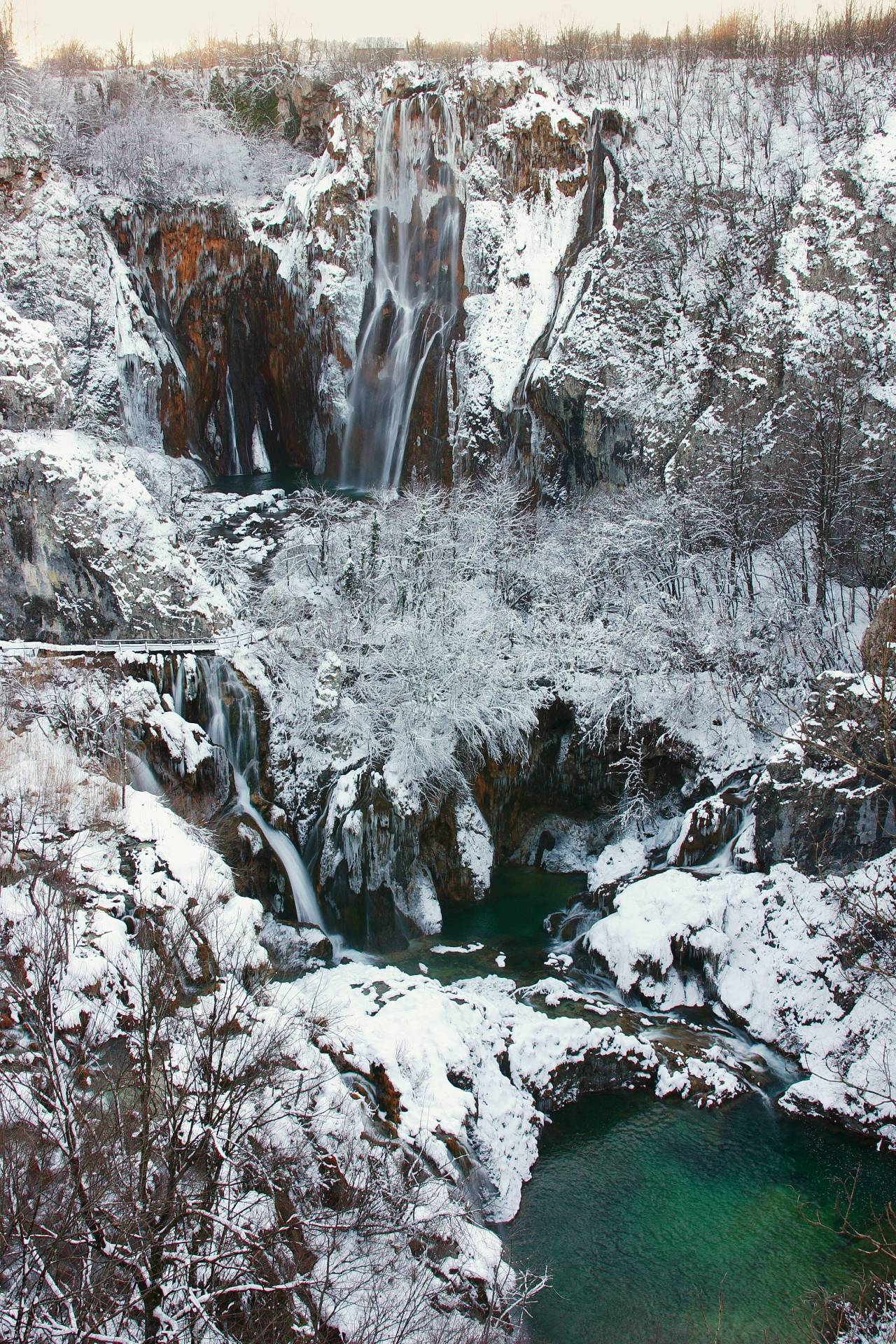 stunningpicture:  Winter wonderland, snow and ice at Plitvice Lakes - Croatia (2244x3366)