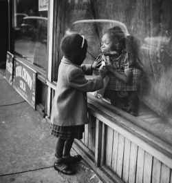 birdsong217:Art Shay. Sisters. Chicago, 1949.