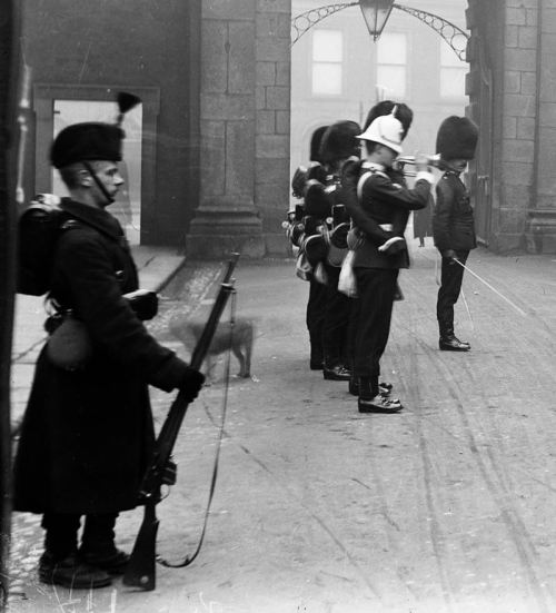 bantarleton: The changing of the guard at Dublin castle, 1905. 