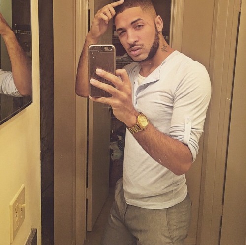 theparadisesuite:  Get you a man who can do both 😍 (lie and scam) 