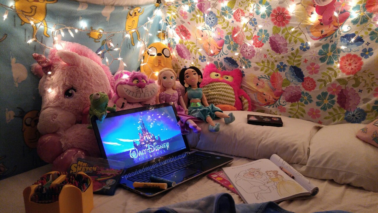 pearledeyes:  I made a blanket fort fit for a princess👑 🌸Didn’t I do such