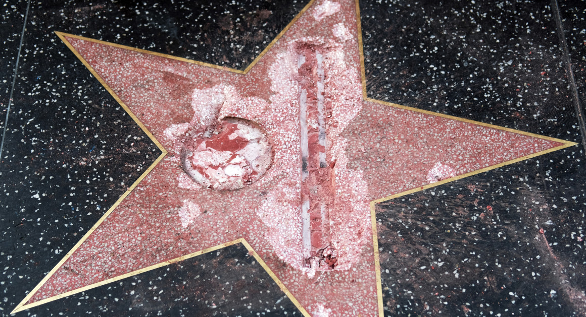 weavemama:shoutout to all the people who took time in decorating trump’s hollywood