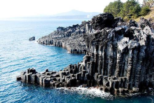 Jusangjeolli CliffsRecently I wrote about Svartifoss, a waterfall in Iceland that displays gorgeous 