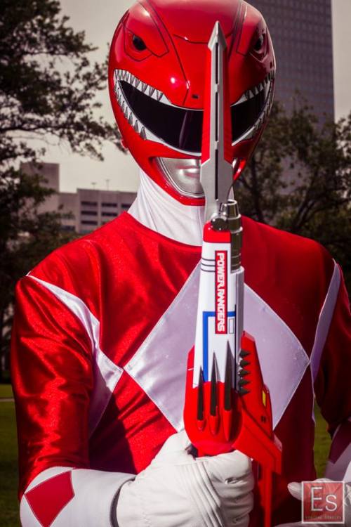 tokucosplay:    MMPR Green Ranger / DragonRanger cosplayed by Dekamexican Cosplay.  MMPR Red Ranger / TyrannoRanger cosplayed by Wilson Senpai Cosplay.Photography by Emazing Studios.