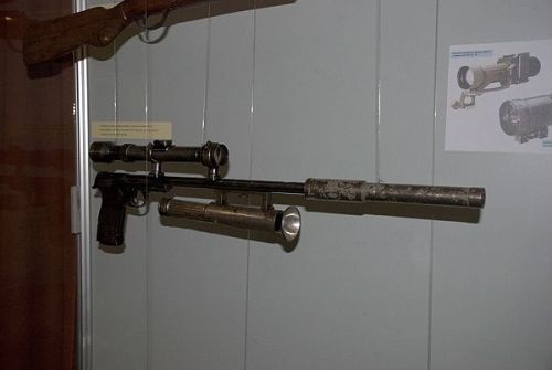 diyselfdefense: An exhibit of confiscated homemade firearms at a police museum in Prague