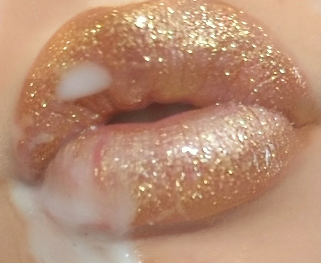 striderscribe:  lip service 👅 (got lots of requests for oral/lip close ups)