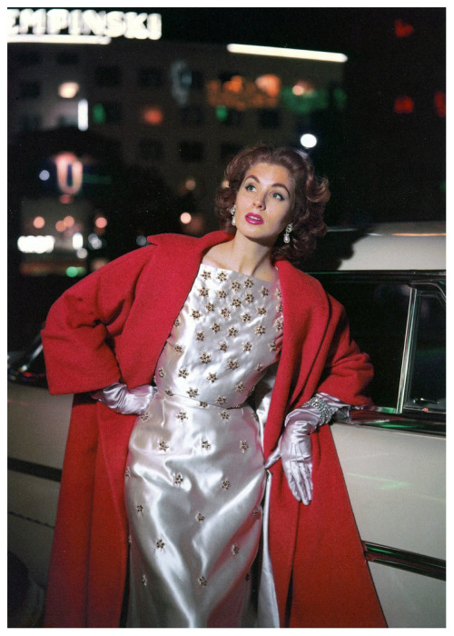 montyburns56:50s supermodel Suzy Parker looking stunningly elegant in a pair of silver satin opera g