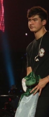 wastethemuke:  When your friends are all lovey-dovey so you just stand there like