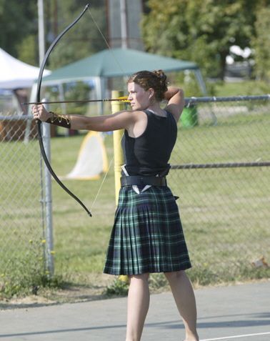 minerfromtarn:  chiribomb:   caseyd1a:  hieronyma: Scottish women of the Highland Games–kicking ass, wearing kilts and making you swoon.     Yessss   @thefingerfuckingfemalefury  