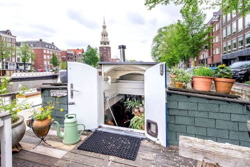 magicalhometoursandstuff:Would you believe that some houseboats, like this 1913 bohemian beauty, hav