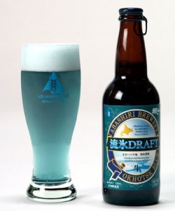 ronbeckdesigns:  Japanese blue beer! They get the colour from seaweed pigment 