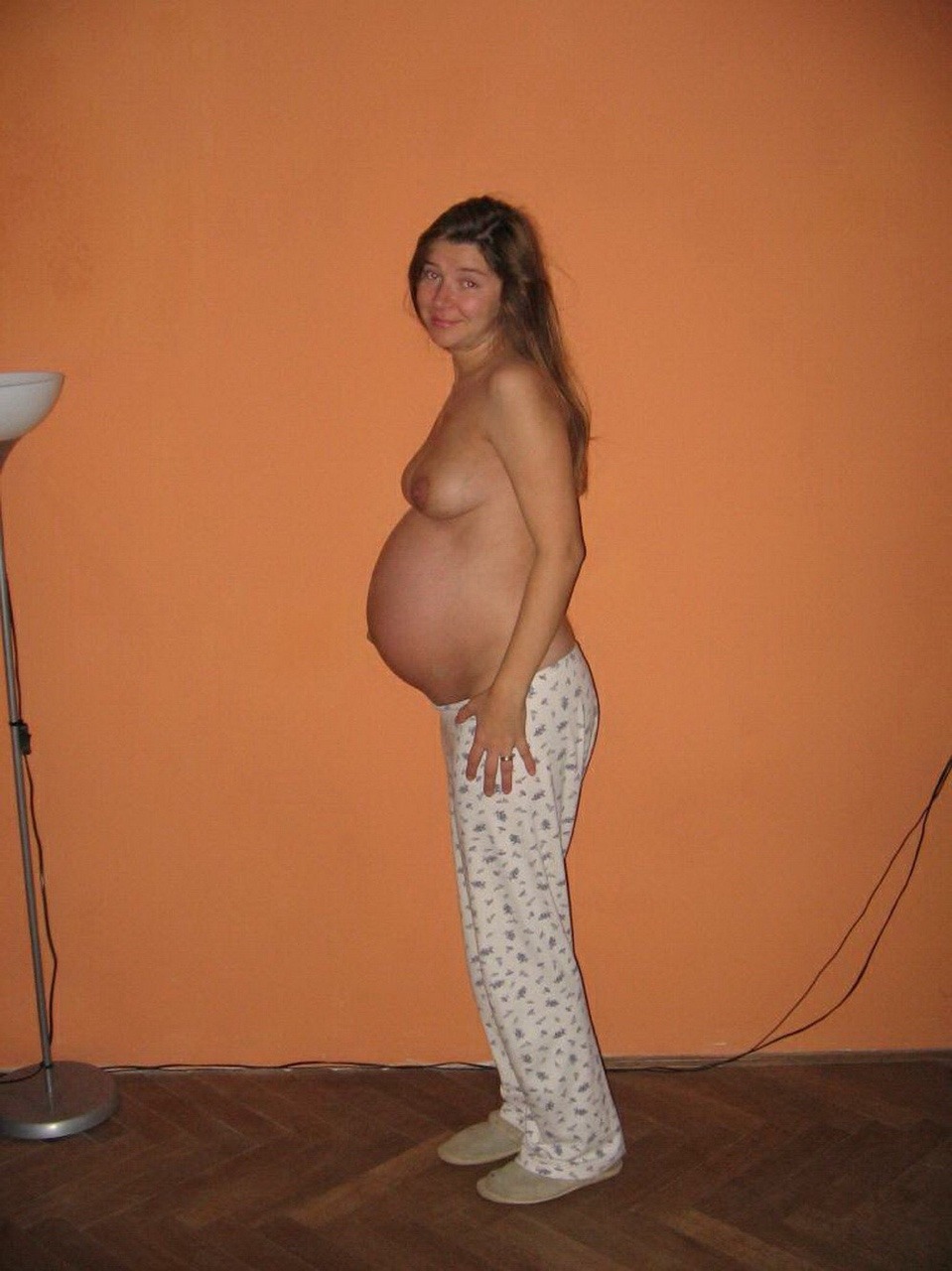 stonerpreggolover: thefertilevalley: Cutie exposing her babymaking curves.  Yummy!