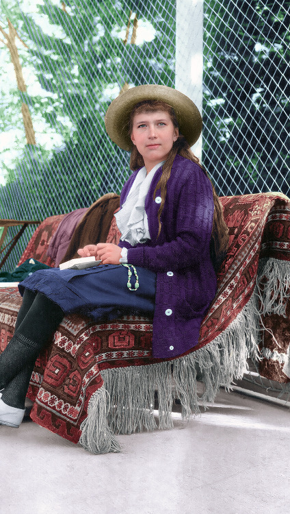 empress-alexandra:Grand Duchess Anastasia Nicholaievna of Russia, Crimea, 1914Original picture