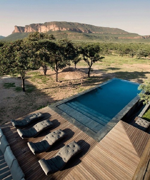 utwo:  M A B O T E / WATERBERG, SOUTH AFRICAThe residence nurtures a sense of escapism to nature with its seamless  flow between external and internal spaces. Luxuriously spacious areas  give the clients unparalleled vistas of the Waterberg even when