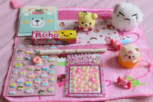 gorogoroiu:  Hi guys ! Did you see my review about Kawaii Box ? click here to see it ! And now guess