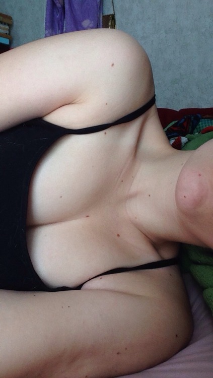 littlelickykitten:  Peekaboob