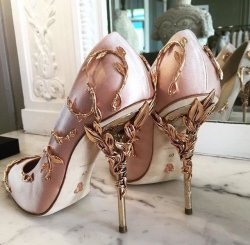 badestoutfits:  Ralph &amp; Russo ‘Eden’ pumps with rose gold heel.  