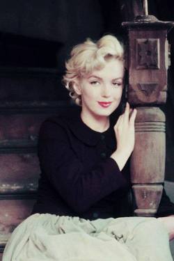 perfectlymarilynmonroe:  Marilyn photographed by Milton Greene, 1954. 