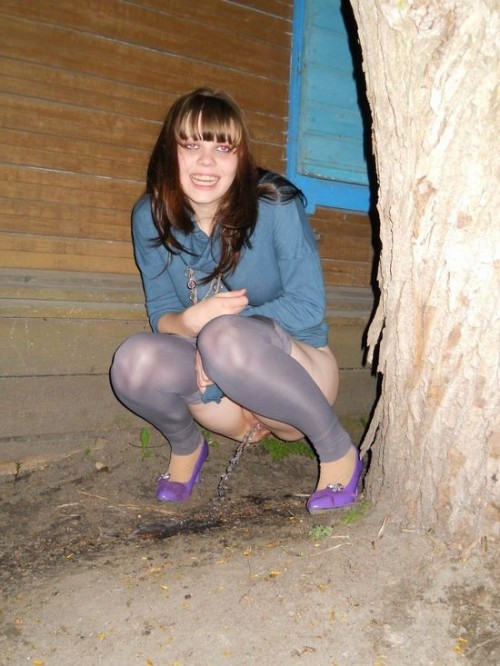Girs pissing and girls peeing photos
