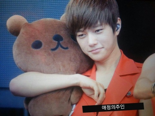 hoyaholic-noona:130519 L making out with Rilakkuma @ Welcome To Our Dream 2013 in Universal Studios 